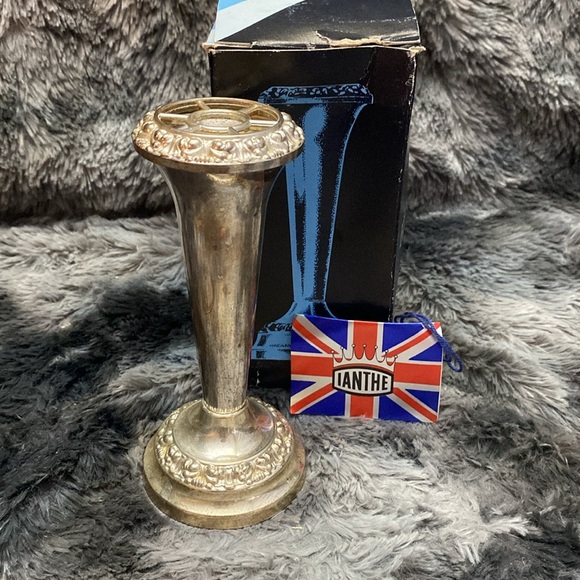 Ianthe Silver Vintage English silver-plated flower vase - Picture 10 of 16